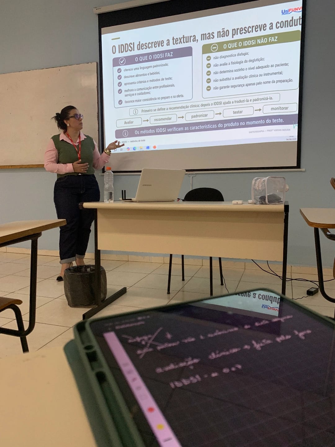 Vivian Moura em aula no ensino superior