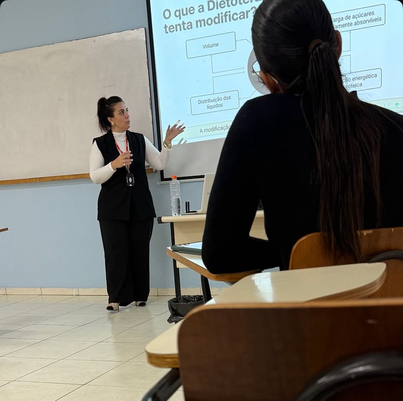 Vivian Moura em sala de aula no ensino superior