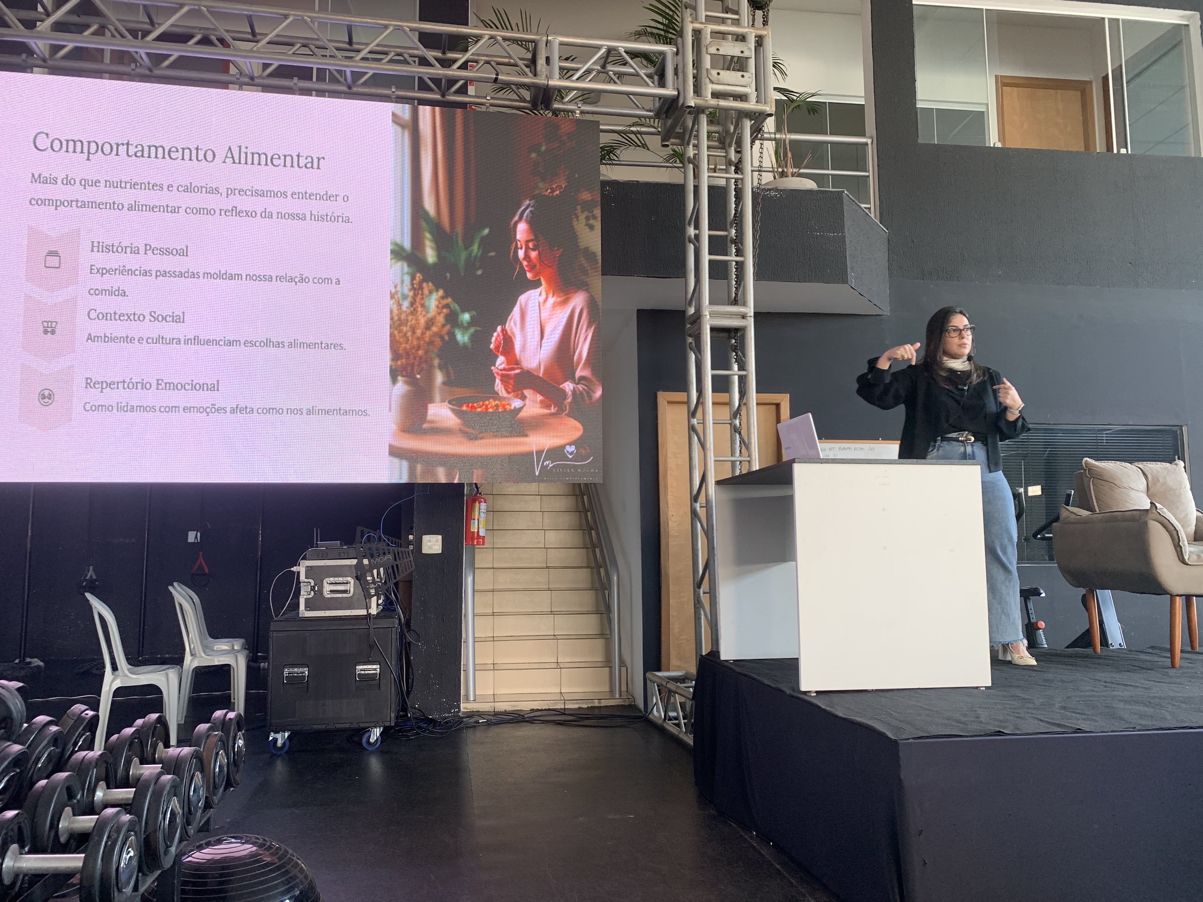 Vivian Moura em palestra