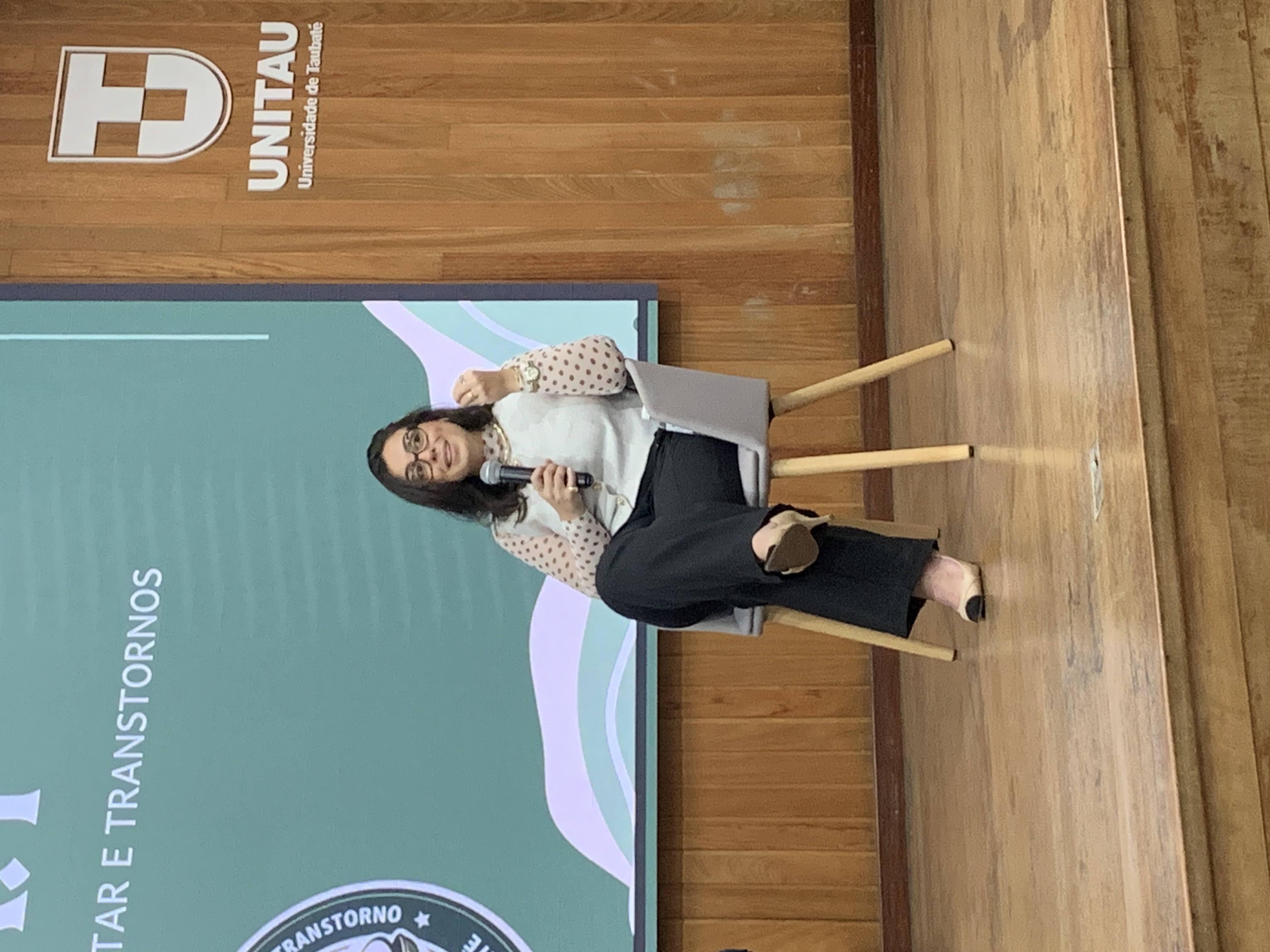 Vivian Moura em palestra